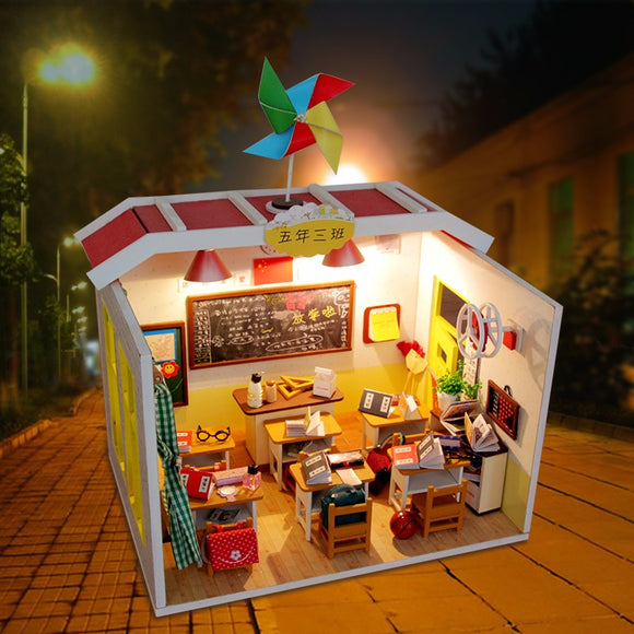 Hoomeda M017 DIY Dollhouse Graduation Deskmate With Light School Miniature Model Gift Collection